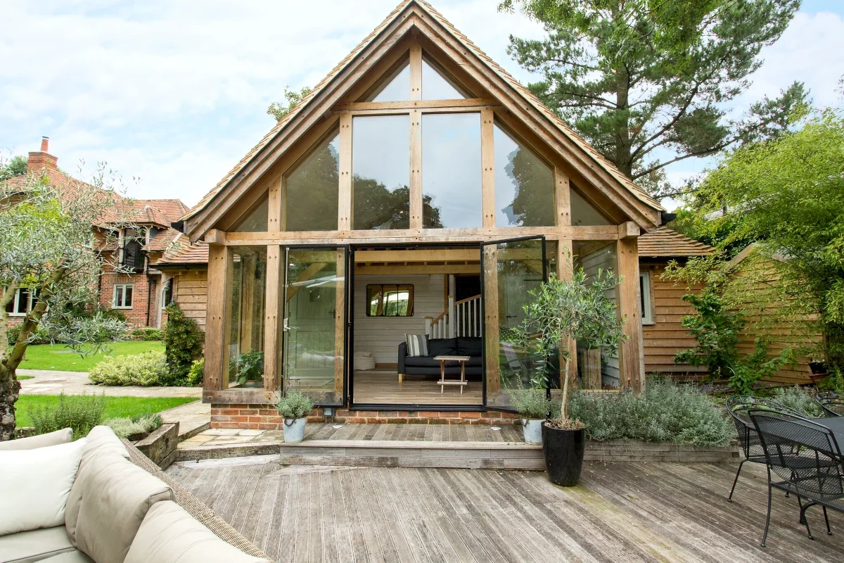 Oak Framed Buildings Hampshire Traditional oak framed annexe in Hampshire, built with heritage woodworking methods. Explore custom oak frame construction for homes and extensions in Winchester & New Forest.